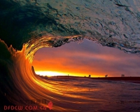 摄影师钻进巨浪捕捉美景:照片胜过明信片