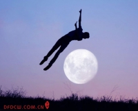阿尔巴尼亚摄影师借满月拍创意照