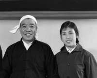 老照片:邓小平上大寨江青为其留影