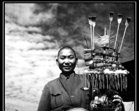 老照片:小贩的笑容