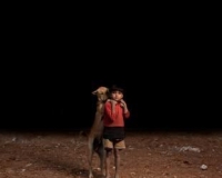 摄影师记录孟加拉孤儿与流浪狗不离不弃