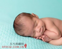 摄影师捕捉婴儿萌态睡姿:展示最纯真的快乐