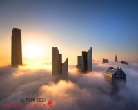 美摄影师拍摄迪拜摩天大楼云雾中漂浮震撼场景