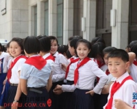 摄影师镜头记录朝鲜校园女生