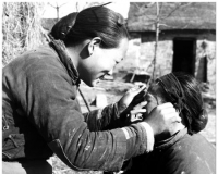 老照片:闺房老手艺