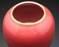 豇豆红釉包金小罐赏析