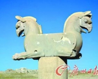 令人无法不敬畏的万国门与百柱厅