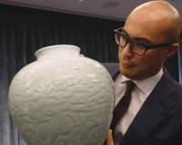 香港苏富比秋拍重器:乾隆御制粉青釉浮雕龙纹罐