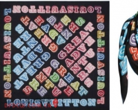 街头艺术家为LV绘制字母涂鸦丝巾