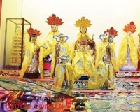 大马男子明抢华人庙宇钻石遭民众暴打