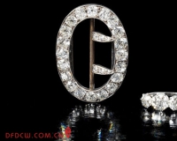 粉丝100英镑买下小说家箱子:意外发现万元珠宝