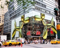 杰夫·昆斯与H&M合作推出手袋