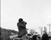 延安又现女子坐红军雕塑头上拍照 遭网友谴责