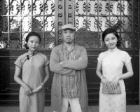 南京收藏家拿出50件老旗袍拍摄民国穿越照