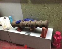 游客在博物馆扔钱祈福:展柜成了投币箱