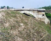 北京通州两古桥身埋垃圾堆 曾屡遭人为破坏(图)