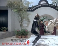 女大学生以人体作画 身体为画笔在画布上随心所欲