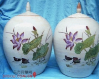 瓷器表面的荷花图案