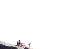 一对情侣在843米悬崖边拍照 演绎活在生死边缘