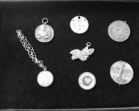 藏家公开日本侵华罪证藏品 含伪蒙疆国纪念章(图)