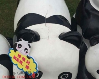 都江堰熊猫雕塑刚来8天遭坐烂